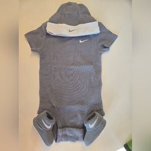 Nike Thermal 3-piece Baby Set With Onesie Bodysuit, Bootie Socks And Hat. NIB
